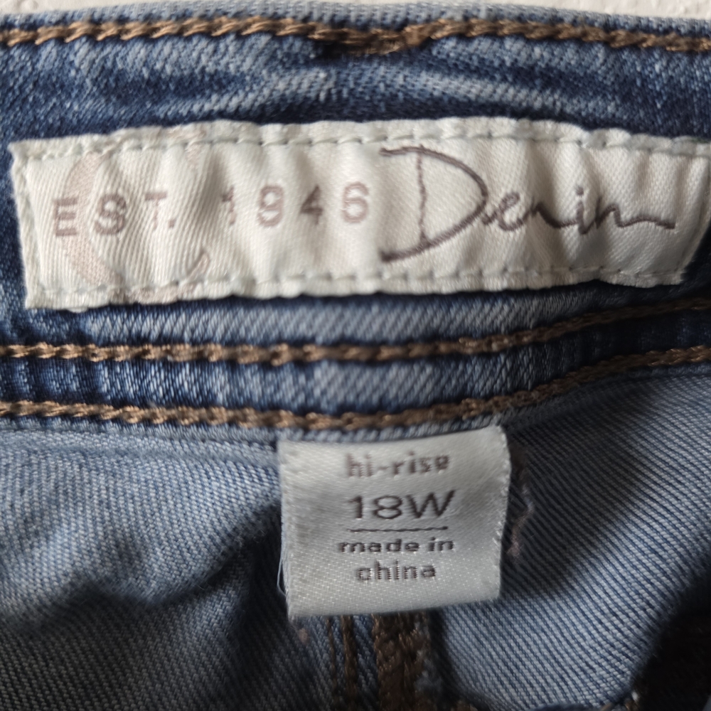 Distressed Blue Jeans Capri - Picture 3 of 5
